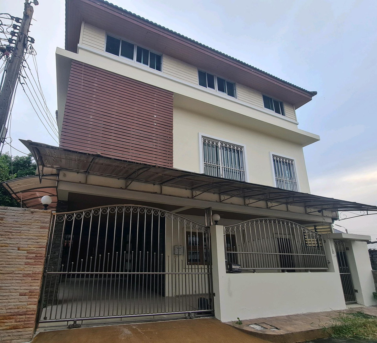 ขายบ้านมีนบุรี-ร่มเกล้า : ขายด่วน ทุบหลังเก่าแล้วสร้างขึ้นใหม่ทั้งหลัง! สัมมากร รามคำแหง พร้อมอยู่ มีส่วนต่อเติมขยาย พื้นที่ใช้สอยเยอะ!!