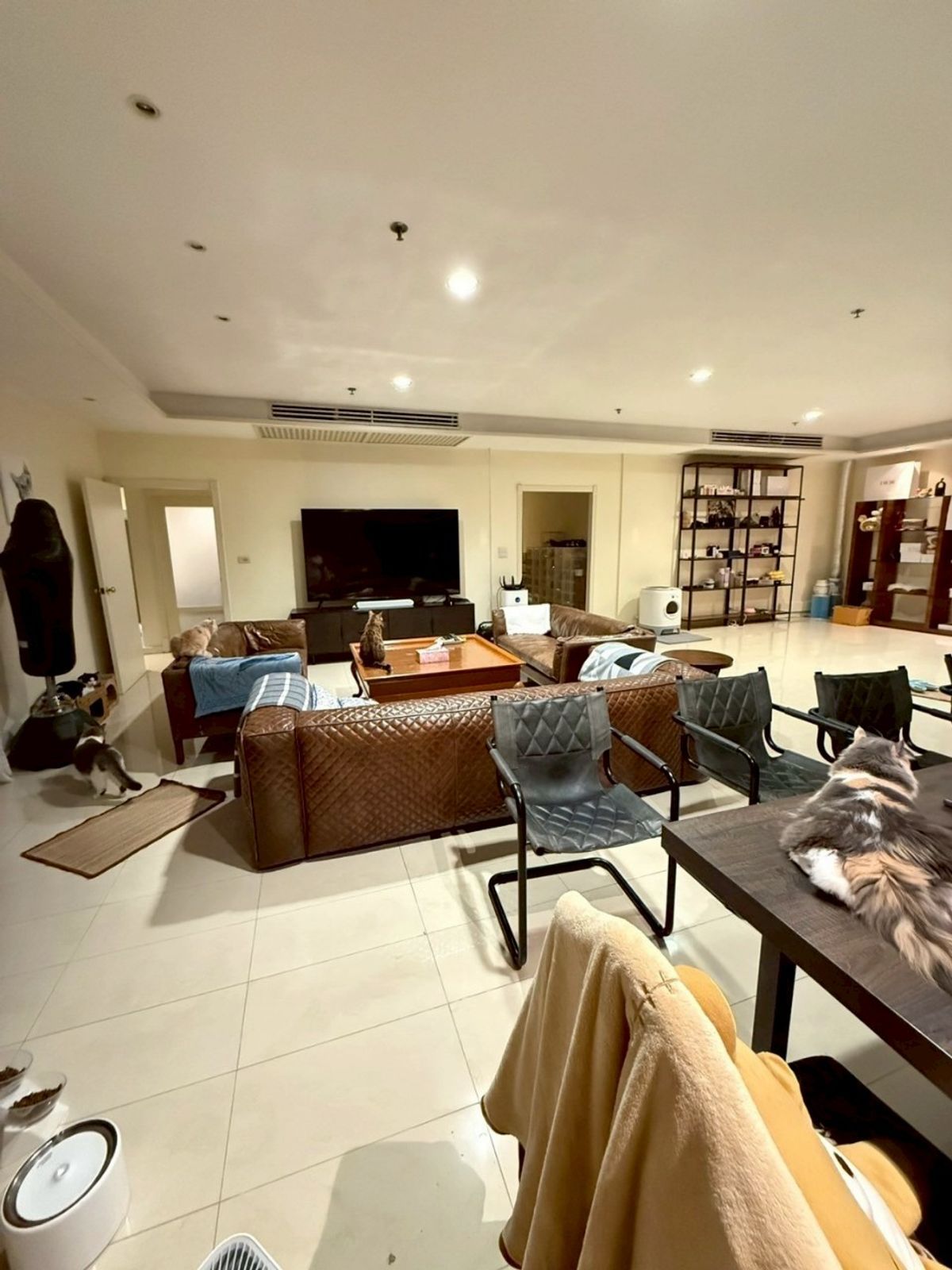 For SaleCondoSukhumvit, Asoke, Thonglor : Moon Tower Condominium, a large room, 371 sqm. Parking has 3 rights. Walk near BTS.
