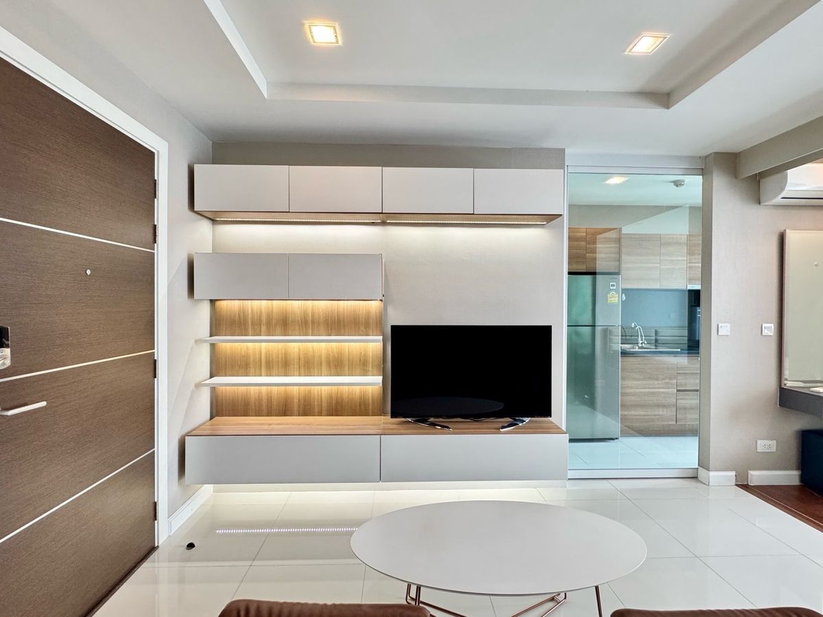 For RentCondoSamut Prakan,Samrong : For rent 📍 The Metropolis Samrong Interchange 📍Convenient transportation, near BTS Samrong, fully furnished and equipped with appliances.