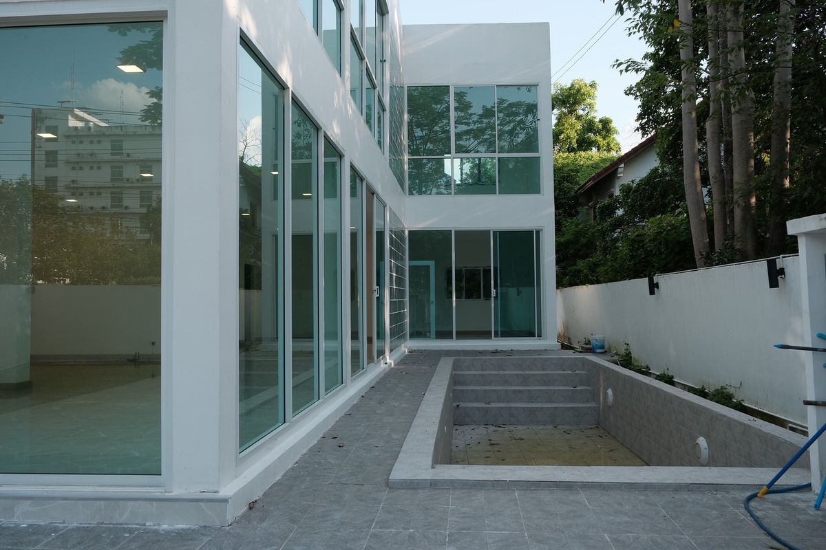 ขายปทุมธานี รังสิต ธรรมศาสตร์ : ขายหมู่บ้านเมืองเอก บ้านเดี่ยวพูลวิลล่า 105 ตรว. ในโครงการเมืองเอก มหาวิทยาลัยรังสิต ปลูกสร้างเอง ด้วยวัสดุ คุณภาพสูงพร้อมสระว่ายน้ำส่วนตัว  