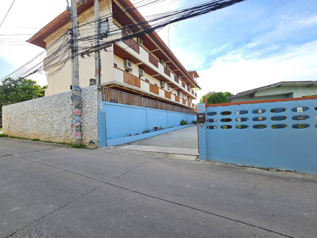 For SaleLandPattaya, Bangsaen, Chonburi : Land for sale with house, Soi Phothisan 3, size 336 sq m, suitable for residential and commercial use.
