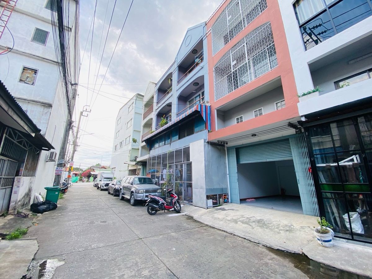 HousePattanakan, Srinakarin : For sale / #for rent — Grand Bangkok Boulevard Rama 9 Flagship Residence, the most potential location on Krungthep Kreetha Road — only 50 meters from Wellington College Bangkok.