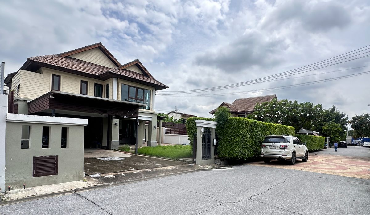ขายบ้านเกษตร นวมินทร์ ลาดปลาเค้า : ขายบ้านเดี่ยว หมู่บ้านอารียา สวนา1 120.7 ตร.วา ริมถนนเกษตร-นวมินทร์  พื้นที่เยอะ ฟังก์ชันครบ รองรับครอบครัวใหญ่ พร้อมห้องผู้สูงหรือปรับเปลี่ยนเป็นห้องทำงาน ที่จอดรถได้ถึง 5-6 คัน เข้าตัวเมืองสะดวก ใกล้โรงเรียน มหาลัย และห้างสรรพสินค้า 