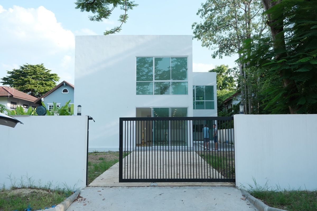 For SalePathum Thani,Rangsit, Thammasat : Selling the Muang Ek Village Detached house, Pool Villa 105 Sq. In the Ek Mueang Project Rangsit University, built with high quality materials with private swimming pool.