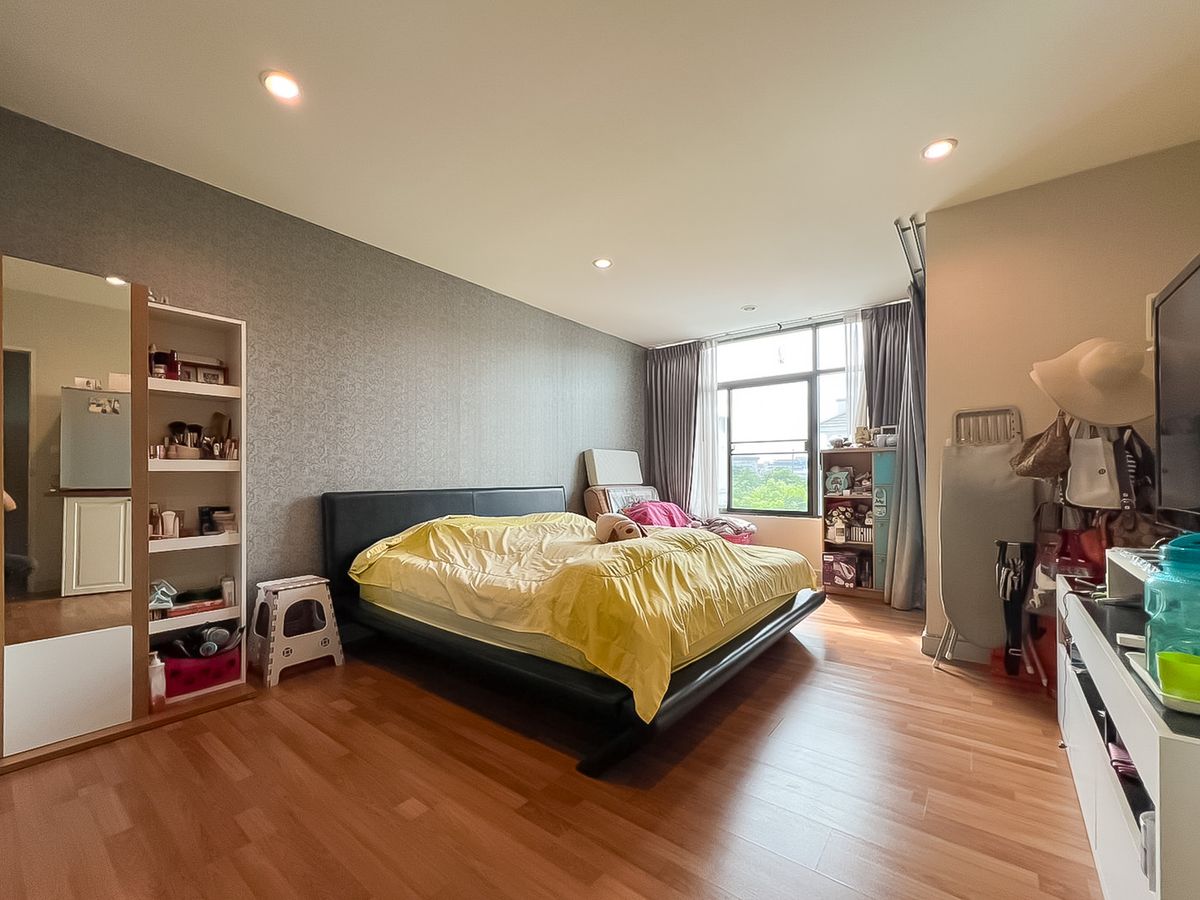 ขายทาวน์โฮมพัฒนาการ ศรีนครินทร์ : ทาวน์โฮม 3 ชั้น หมู่บ้าน เดอะ เมทโทร พัฒนาการ-ศรีนครินทร์ เพียง 3.99 ล้าน  บ้านสไตล์ Modern contemporary อยู่ในซอยอ่อนนุช 80 ห่างจากซอยสุขุมวิท 77 เพียง 400 เมตร 