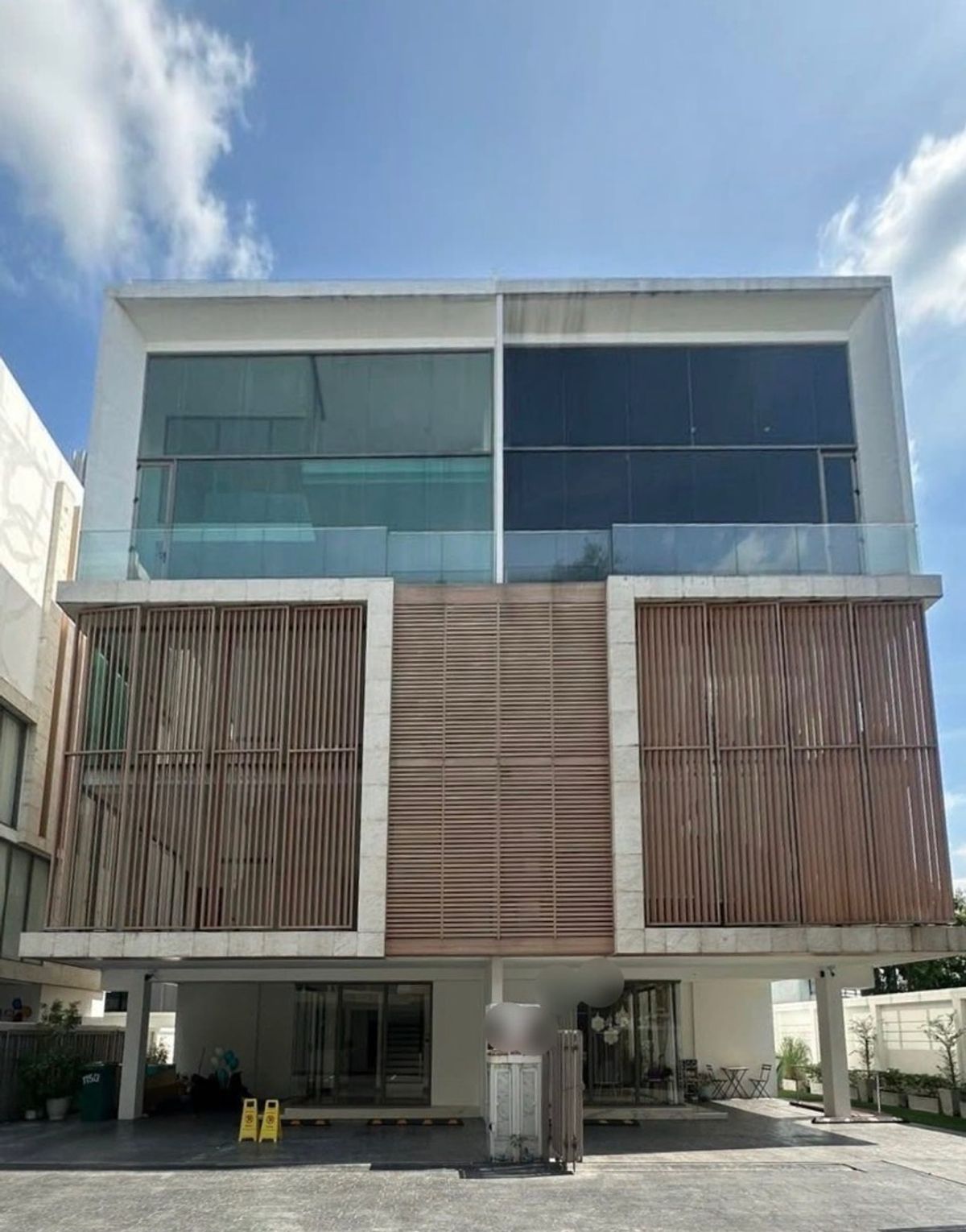 ให้เช่าโฮมออฟฟิศรัชดา ห้วยขวาง : For Rent - Luxury Home Office at Ratchada 32 near MRT and Ladprao District | ให้เช่า โฮมออฟฟิตหรู รัชดาภิเษก 32 ใกล้ รถไฟฟ้า MRT และ ลาดพร้าว