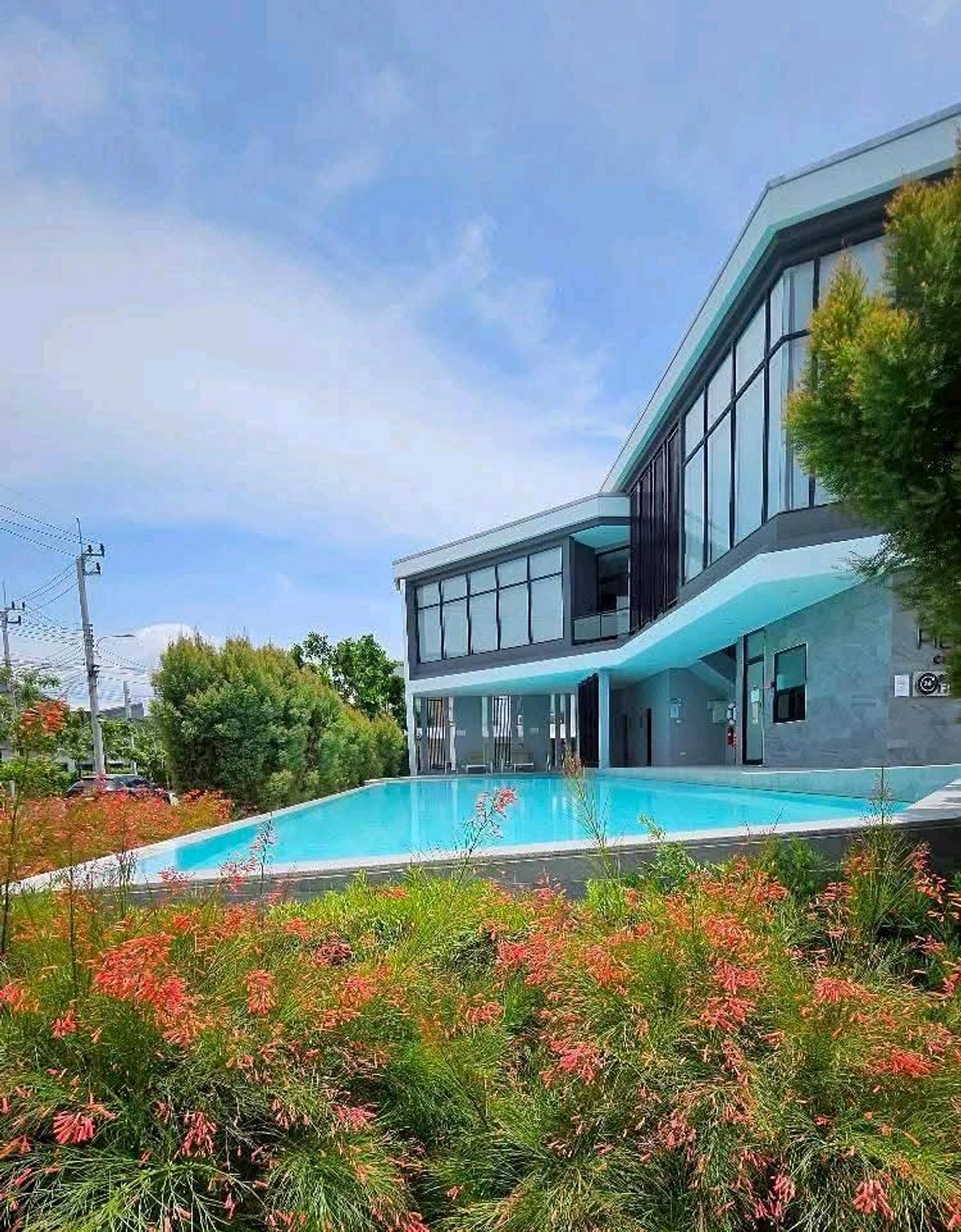 ให้เช่าทาวน์โฮมบางนา แบริ่ง ลาซาล : • 3 ห้องนอน | 3 Bedrooms• 800 ม. ถึง Mega Bangna
• 2 ห้องน้ำ | 2 Bathrooms
• 1 ห้องรับแขก | Living Room
• 1 ห้องครัวแยก | Separate Kitchen
• 1 ห้องซักล้าง/ตากผ้า | Laundry Room