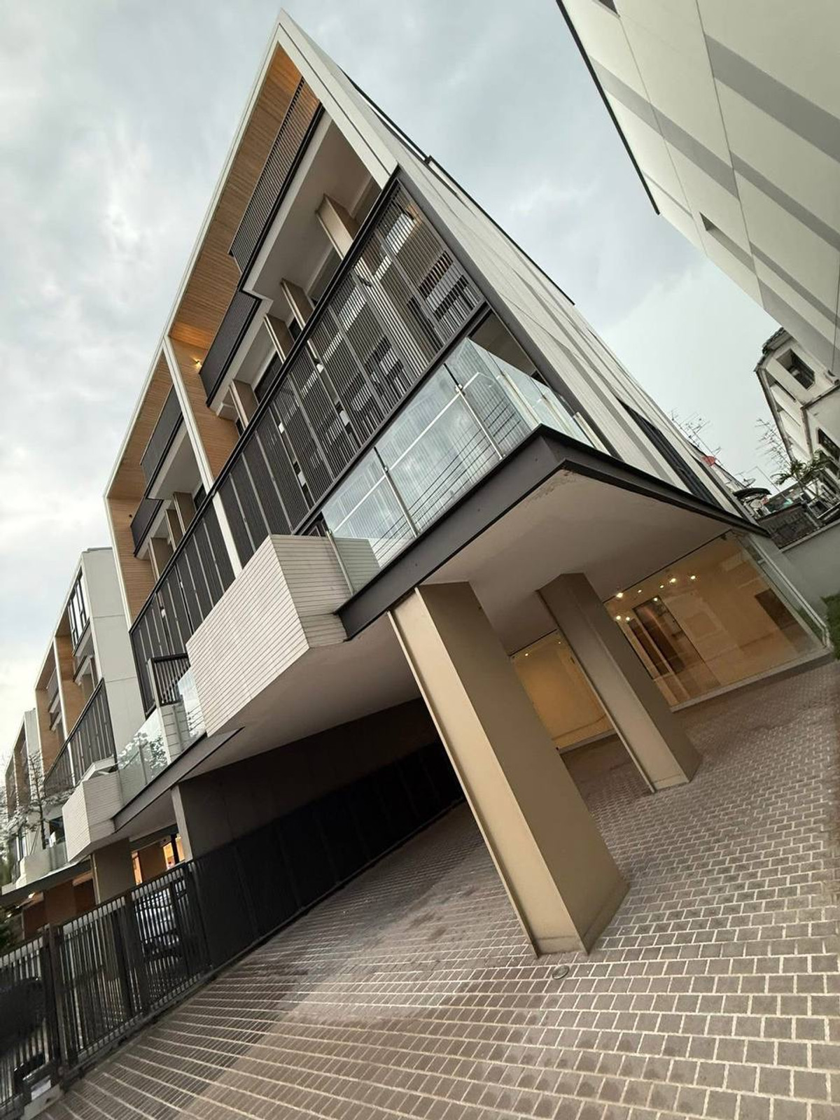 โฮมออฟฟิศพระราม 9 เพชรบุรีตัดใหม่ RCA : 🔥 ให้เช่า The Element Rama 9 (拉玛九商住两用房) โฮมออฟฟิศหรู 5 ชั้น พระราม 9 พร้อมลิฟและที่จอดรถ 6 คัน 