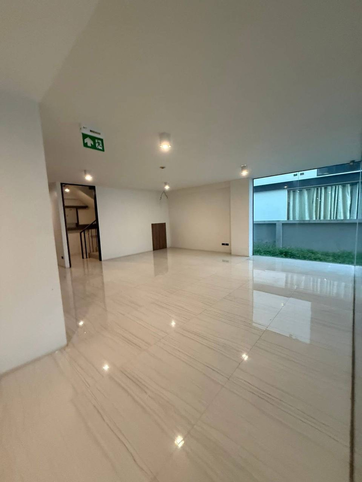 โฮมออฟฟิศพระราม 9 เพชรบุรีตัดใหม่ RCA : 🔥 ให้เช่า The Element Rama 9 (拉玛九商住两用房) โฮมออฟฟิศหรู 5 ชั้น พระราม 9 พร้อมลิฟและที่จอดรถ 6 คัน 