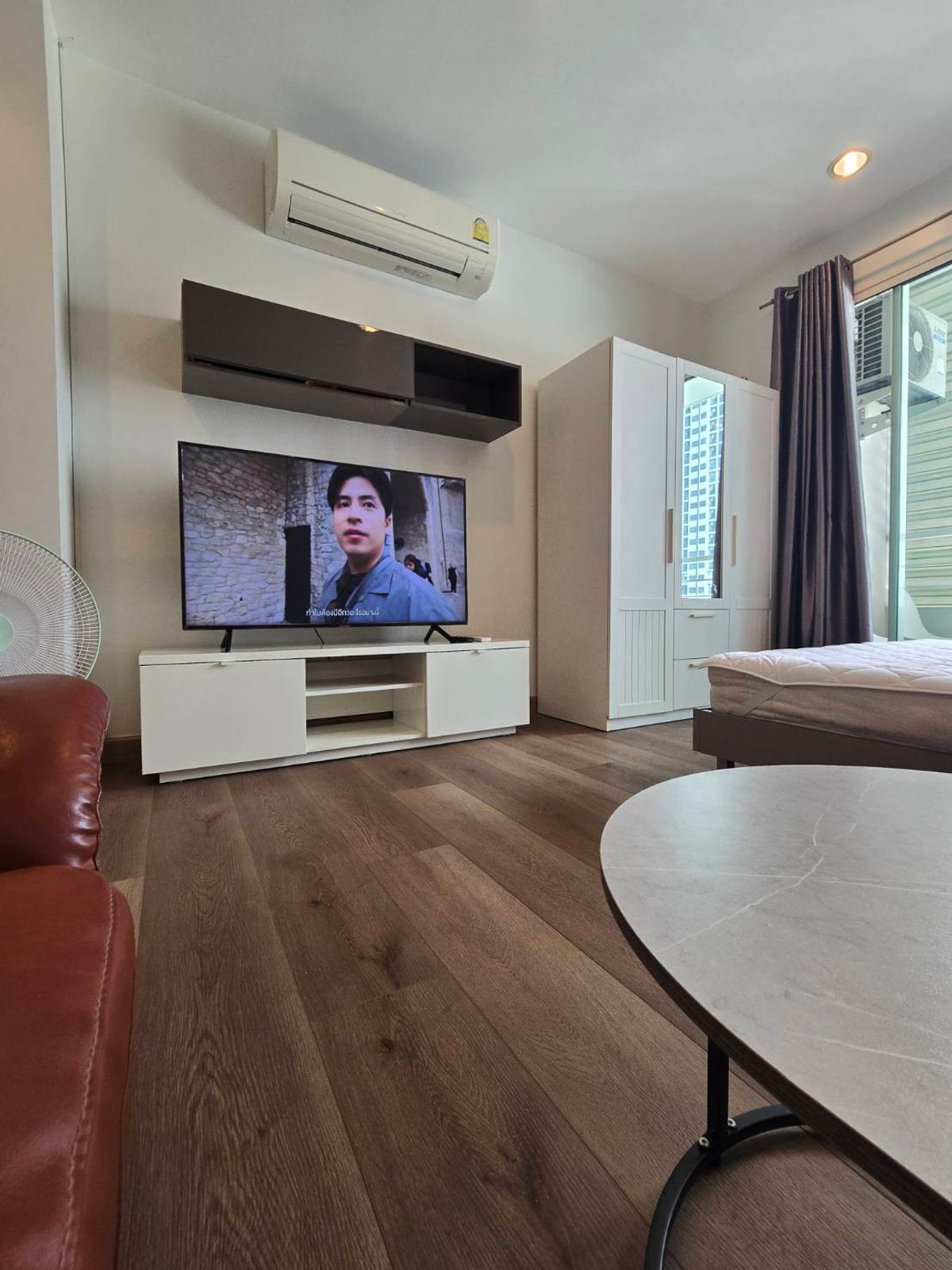 For RentCondoWongwianyai, Charoennakor : The Lightthouse Sathorn-Charoen Nakhon (ICON SIAM) 30 sqm. View of Sathorn Bridge has a new floor washing machine near Thonburi BTS.