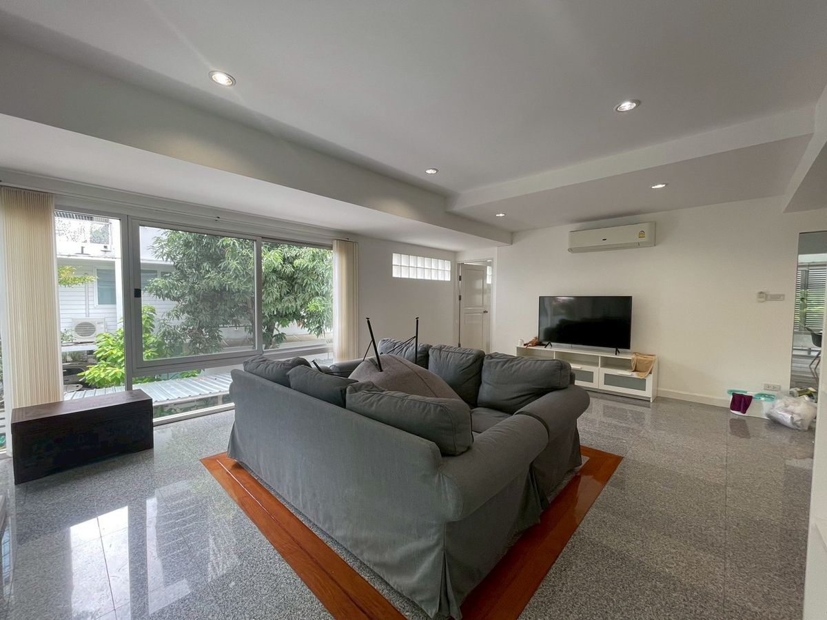 For RentTownhomeSukhumvit, Asoke, Thonglor : Townhouse 4-strorey for rent in the heart of Sukhumvit - Near BTS Phrom Phong