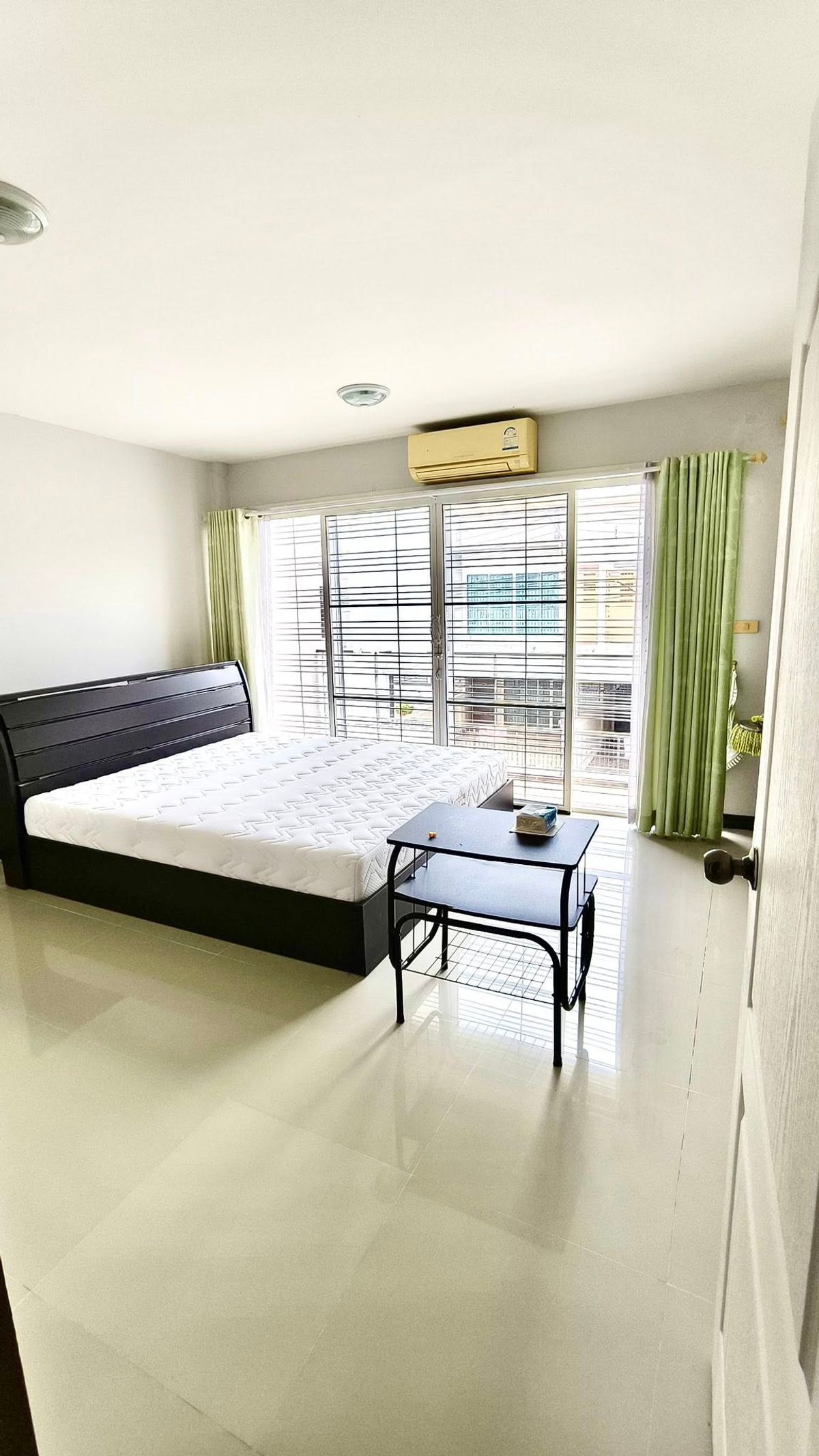 ขายทาวน์โฮมระยอง : ขายบ้าน 2 ชั้น หมู่บ้านรมย์นลิน เนื้อที่ 23.5 ตร.วา 4 ห้องนอน ใกล้ รพ.กรุงเทพระยอง อ.เมือง จ.ระยอง