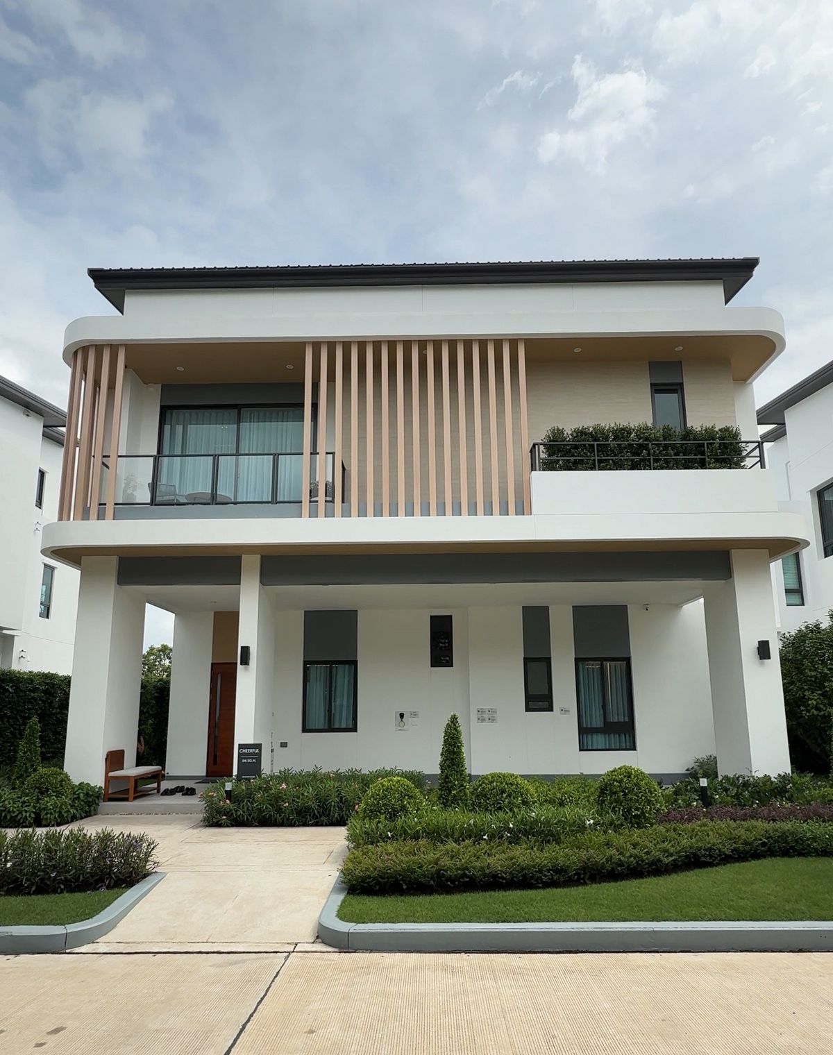 For SaleHouseLadkrabang, Suwannaphum Airport : Sell ​​Baan Ninya Krungthepkreetha-Moterway 275 SQ.M. Starting price 15 mb. Interested. Contact 062-4465865.