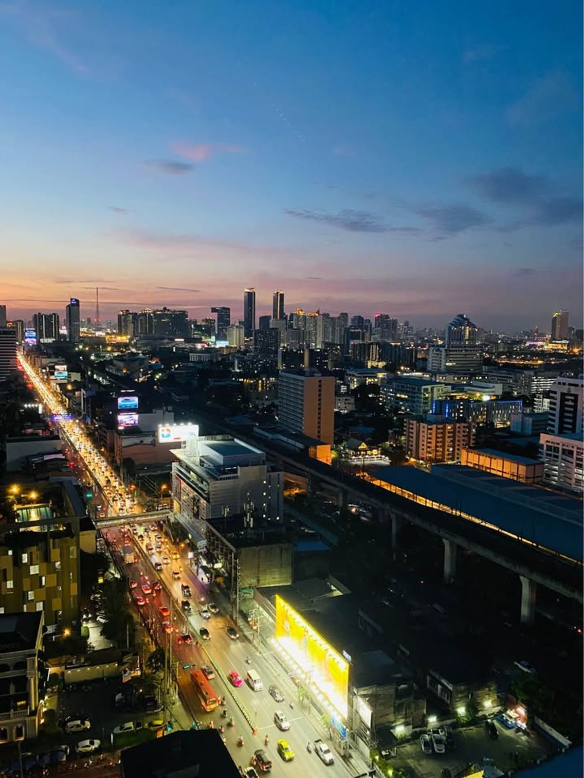 คอนโดพระราม 9 เพชรบุรีตัดใหม่ RCA : คอนโด The Capital Ekamai - Thonglor เดินทางสะดวก ใกล้รถไฟฟ้าบีทีเอส มีรถรับส่ง ห้องสวย เฟอร์นิจอร์ครบ พร้อมอยู่