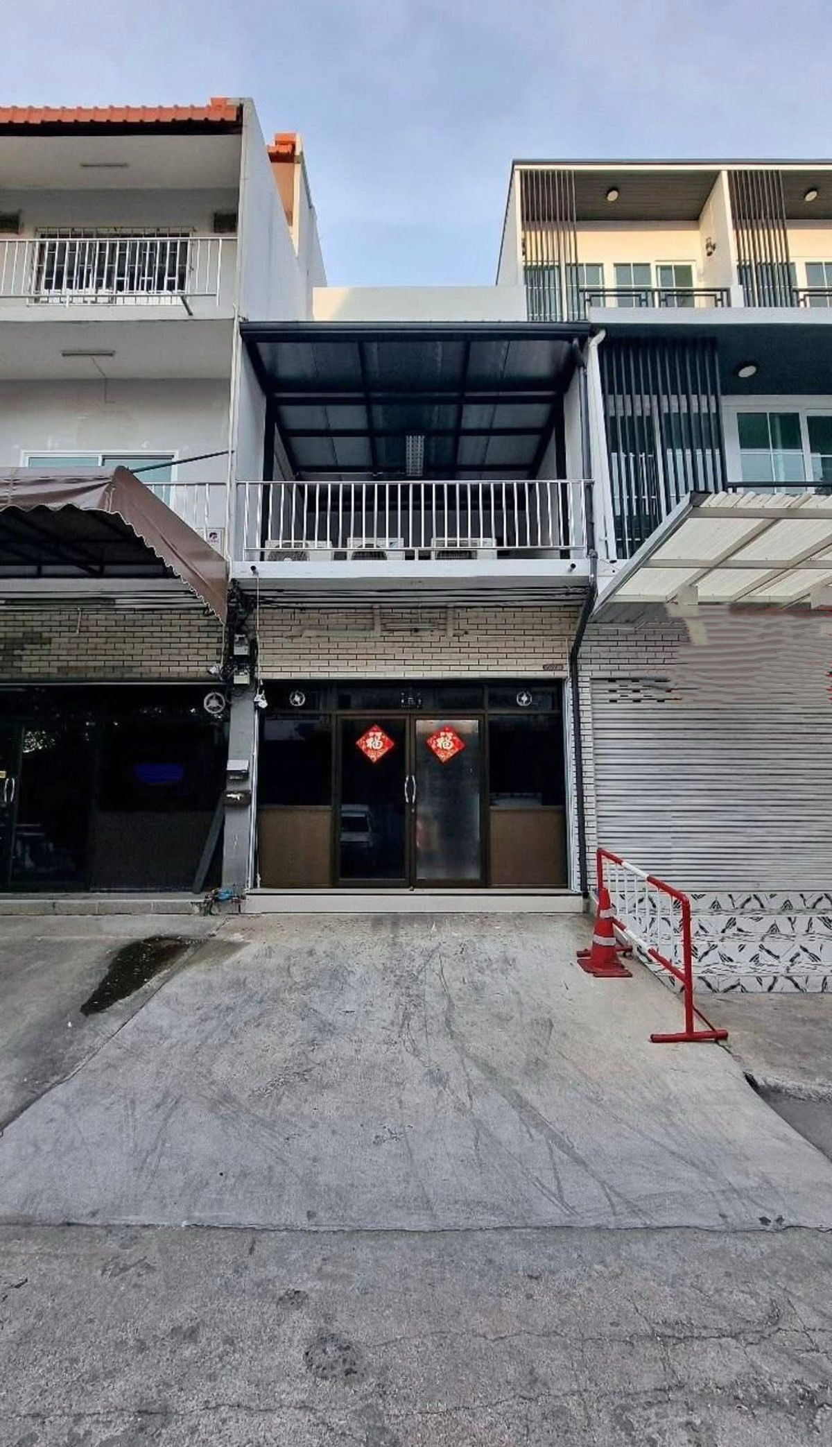 For RentTownhomeChokchai 4, Ladprao 71, Ladprao 48, : Building/Home Office 4, Lat Phrao 45, near MRT, prayer and Central Ladprao
