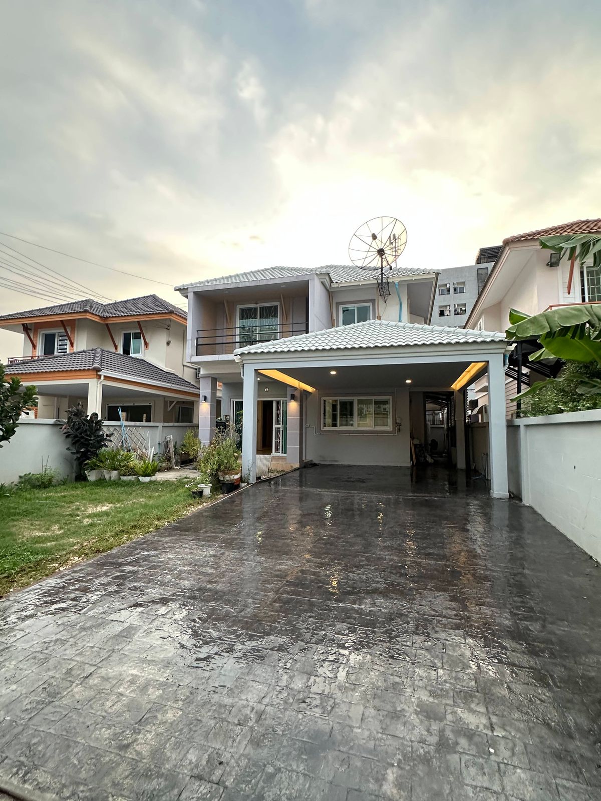 For RentHouseLadprao, Central Ladprao : The cheapest in this area Beautiful house for rent Can be made into a home office.