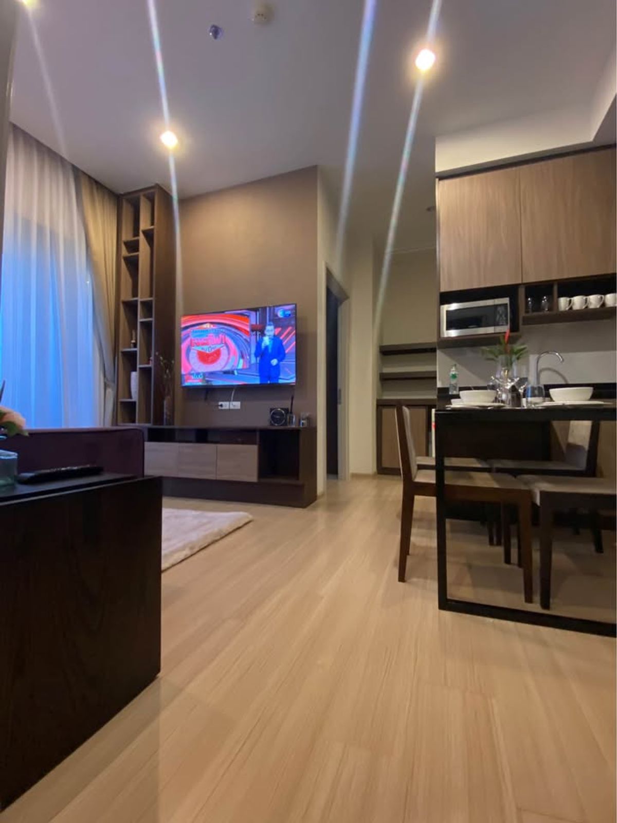 คอนโดพระราม 9 เพชรบุรีตัดใหม่ RCA : คอนโด The Capital Ekamai - Thonglor เดินทางสะดวก ใกล้รถไฟฟ้าบีทีเอส มีรถรับส่ง ห้องสวย เฟอร์นิจอร์ครบ พร้อมอยู่