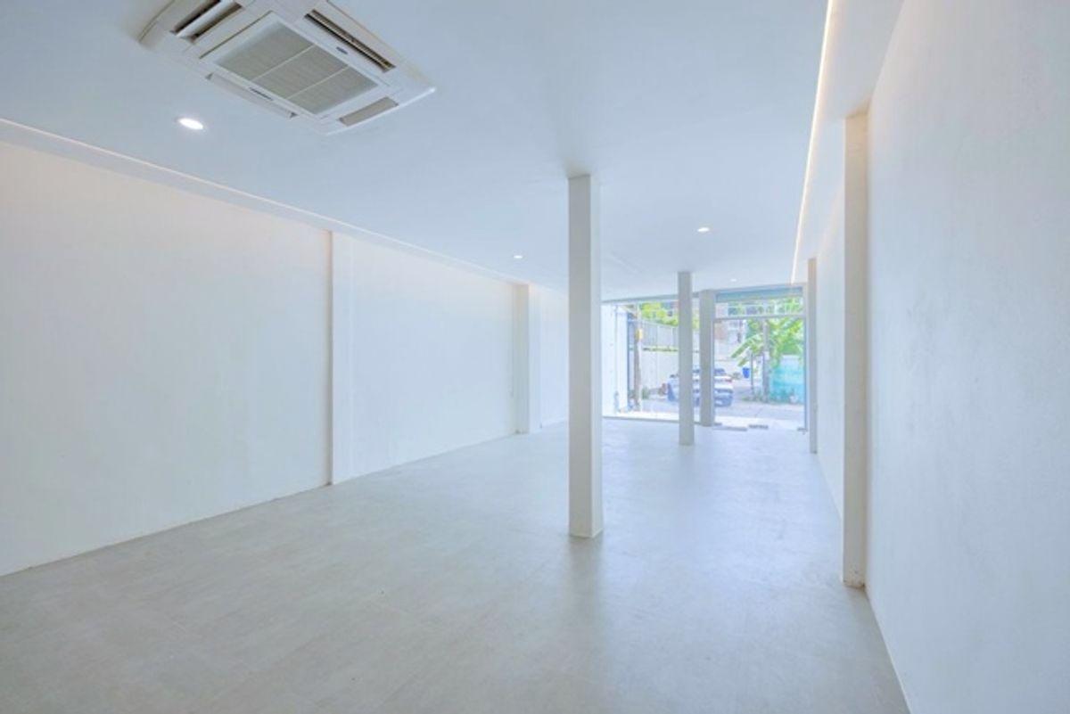 ให้เช่าอาคารพาณิชย์นานา : ซ.เอกมัย 1-8 มีครัวสแตนเลส ให้เช่าอาคาร ร้านอาหาร 2.5 ชั้น ทองหล่อ BTSเอกมัย 499ม เกตเวย์ เอกมัย 450 ม.. ดองกิ มอลล์ ทองหล่อ 800 ม.