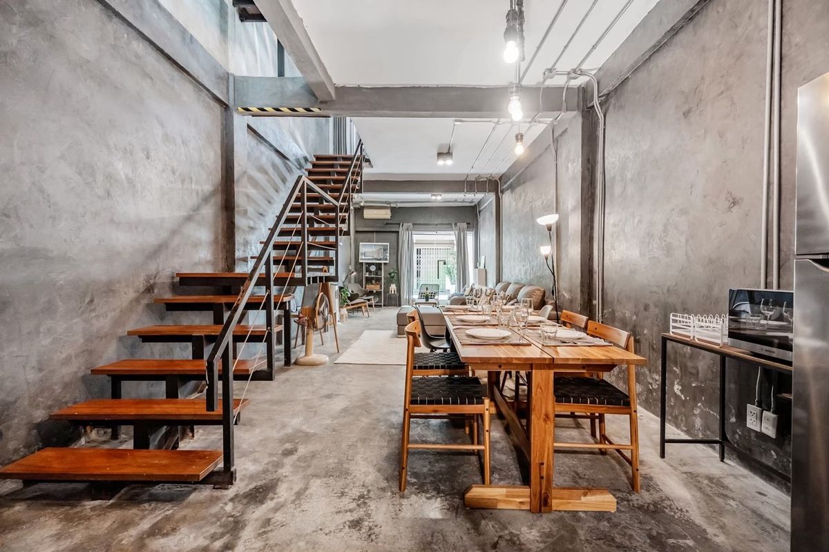 For SaleTownhomeSiam Paragon ,Chulalongkorn,Samyan : 📢 Investment Deal in Siam!
Townhouse in prime location, just steps from MBK, Siam Paragon & CentralWorld.
✅ Rental income: 65,000 Baht/month (Yield 5.6% until 2027)