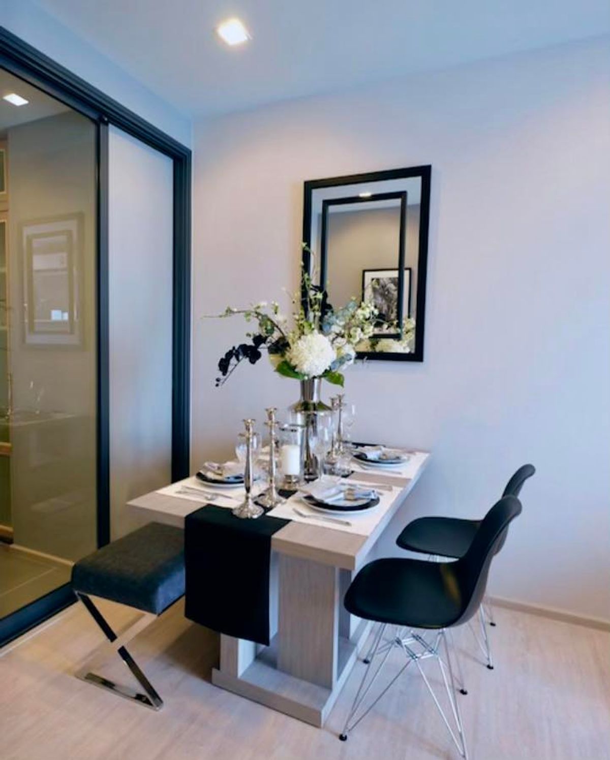 CondoSukhumvit, Asoke, Thonglor : Condo M Thonglor 10 is convenient to travel near the BTS Skytrain. There is a beautiful shuttle room, complete furniture.