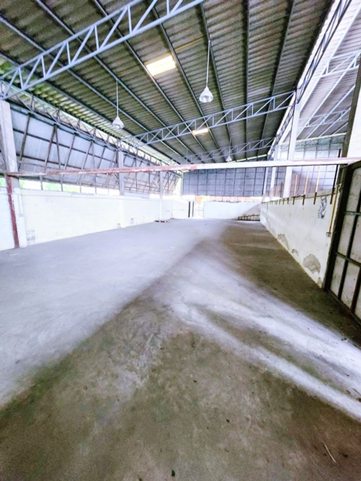 For RentWarehouseMin Buri, Romklao : SaphanSung MRT NomKlao Orange Line 430m. Warehouse cheapest in the world 60-75 b-m 10-wheel trucks c