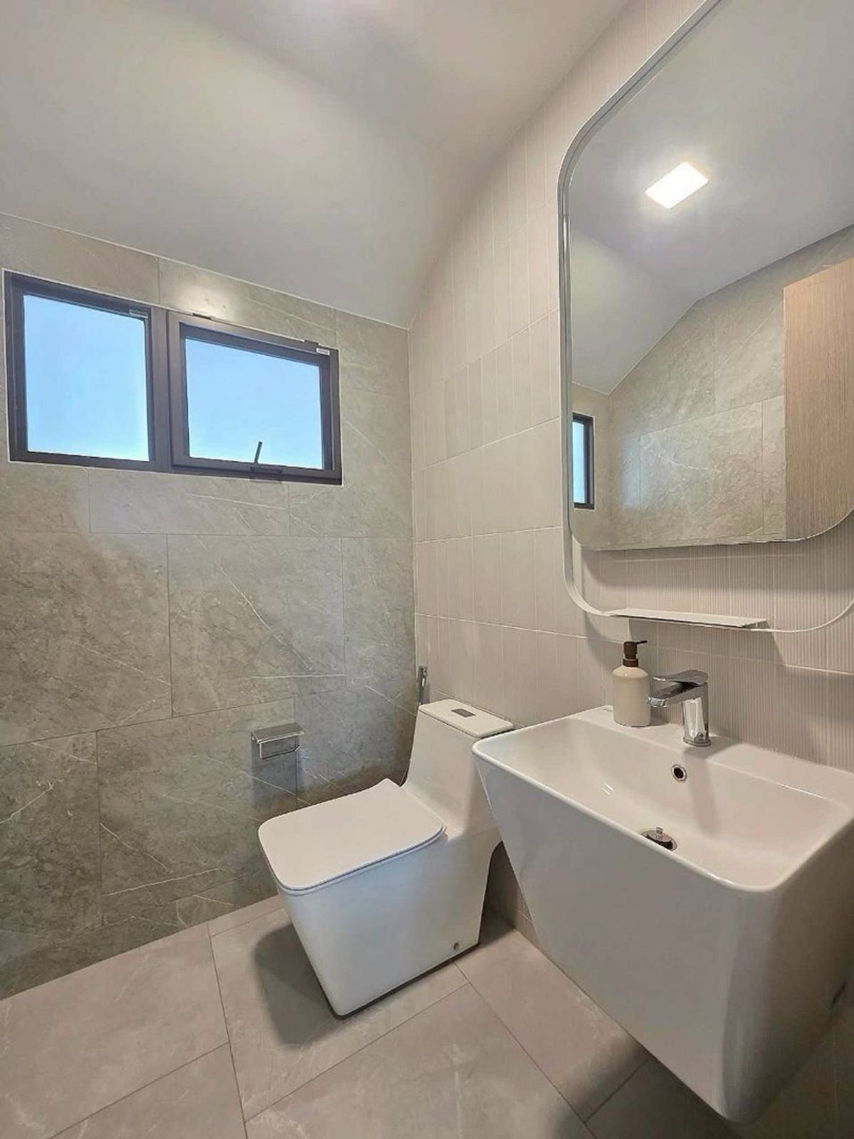 For RentHouseSamut Prakan,Samrong : Manthana Bangna Km. 15 | Beautiful new house, ready to be near the central garden.