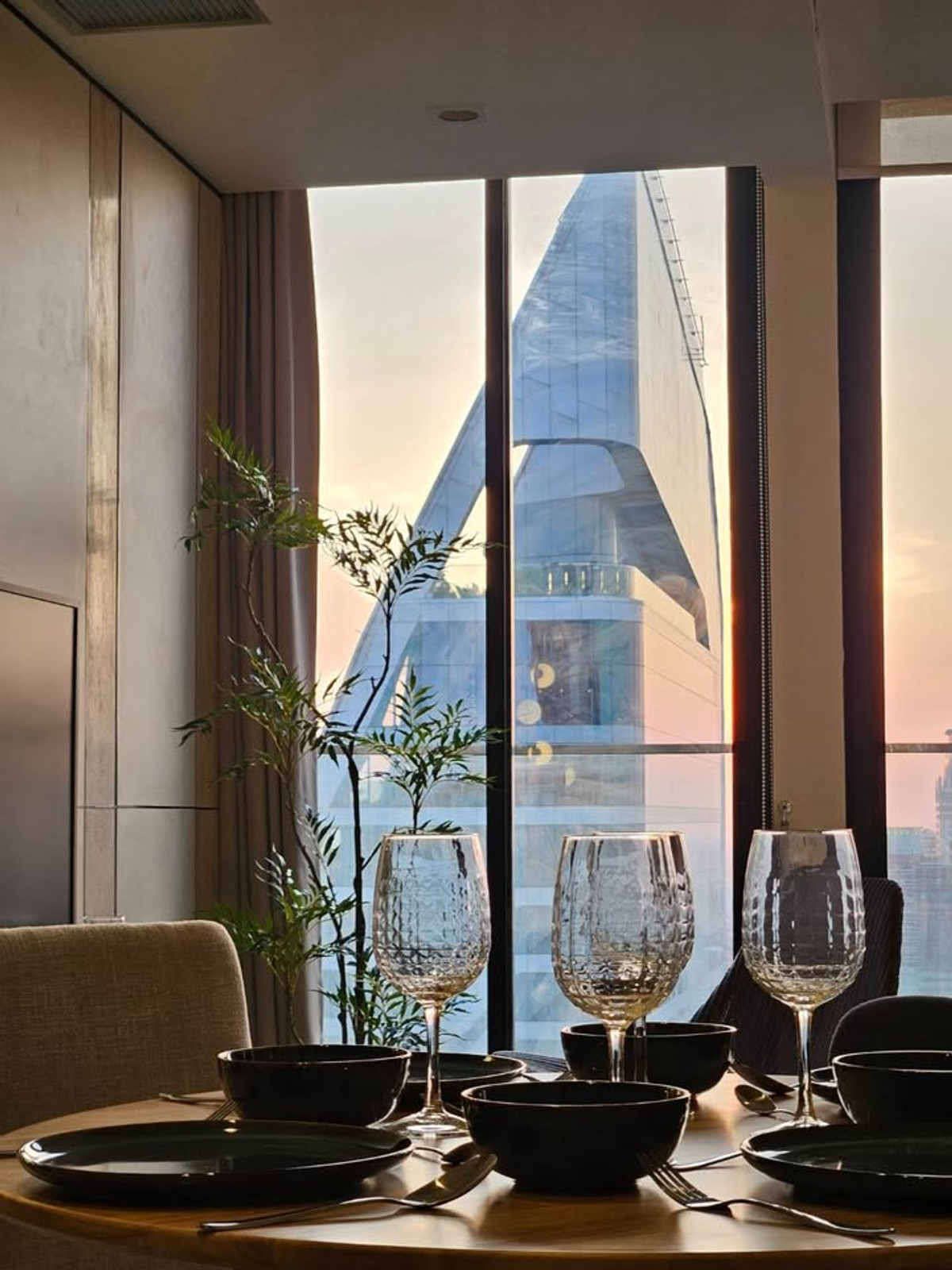 ให้เช่าคอนโดวิทยุ ชิดลม หลังสวน : [วิว Central Embassy] ให้เช่า Noble Ploenchit ชั้นสูง 41 ลิฟต์ส่วนตัว เครื่องใช้ไฟฟ้าครบ + เตาอบ พร้อมอยู่ทันที!