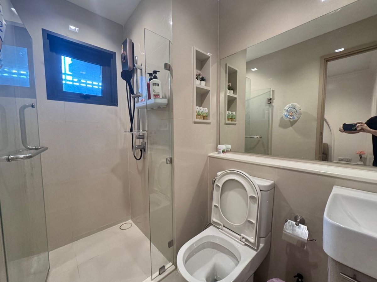 For RentCondoThaphra, Talat Phlu, Wutthakat : That is ready to rent Life Sathorn Sierra 2 bedrooms. The room is very beautiful. Inquire and make an appointment.