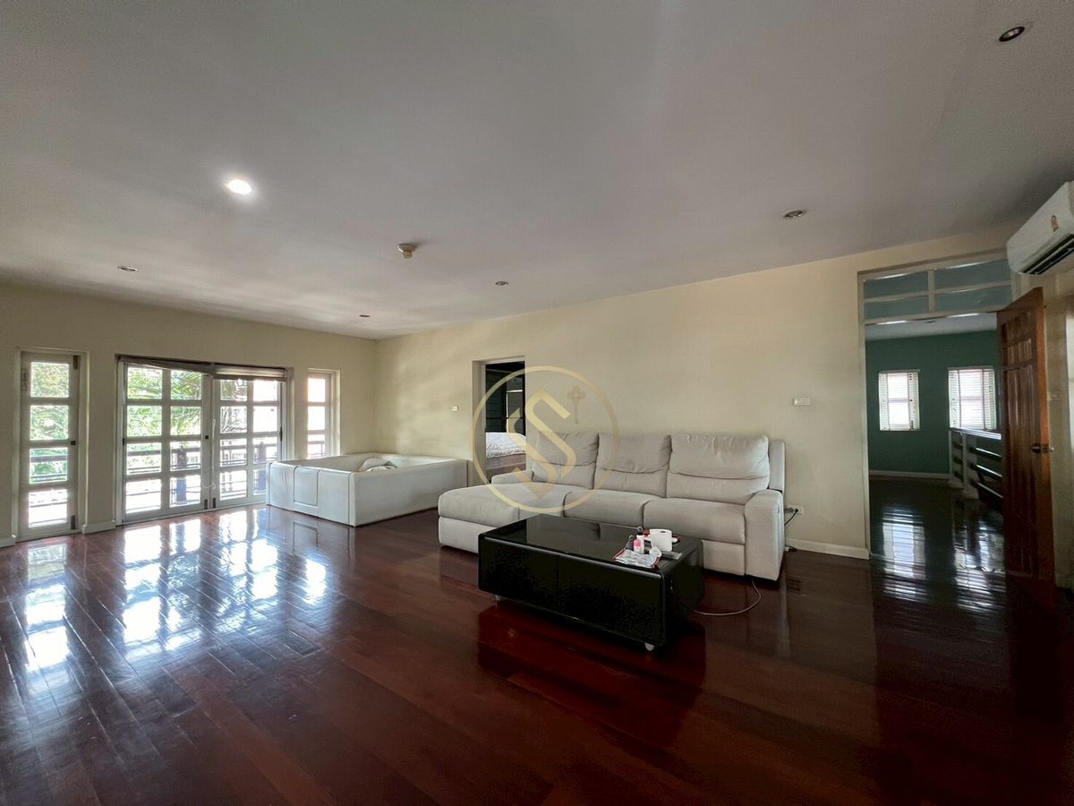 ให้เช่าบ้านอารีย์ อนุสาวรีย์ : ให้เช่าบ้านเดี่ยว 2 ชั้น ใจกลางอารีย์ 102 ตารางวา 350 ตารางเมตร ซอยอารีย์ 4 ฝั่งเหนือ (ซ.กิ่งชำนาญอักษร)