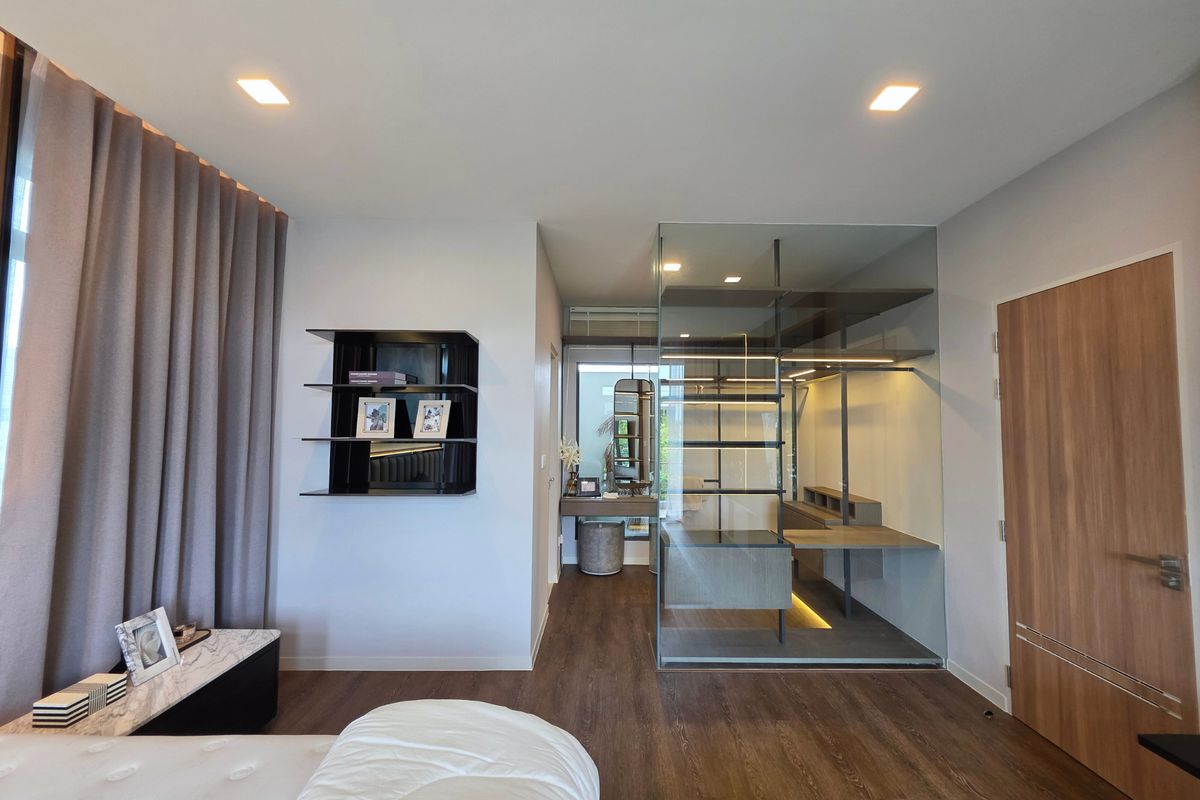 For RentHouseSamut Prakan,Samrong : Ready to move modern house for rent mantana Bangna km15 near clubhouse