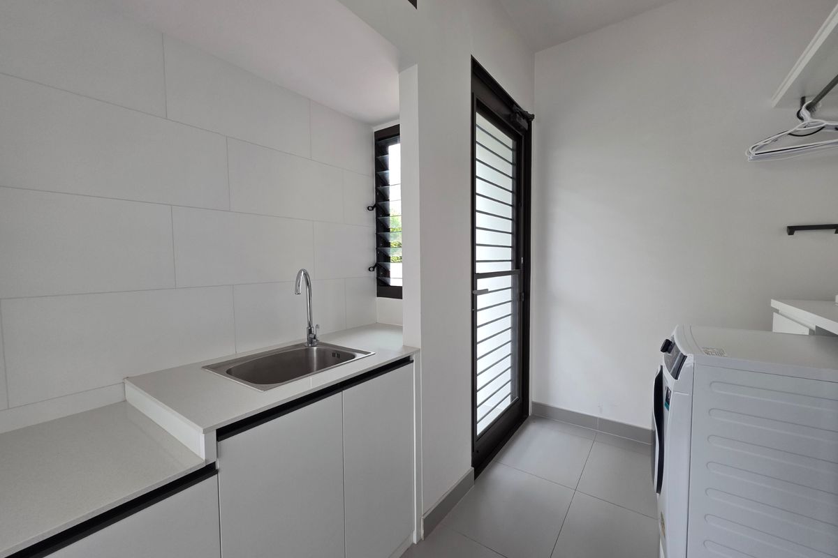 For RentHouseSamut Prakan,Samrong : Ready to move modern house for rent mantana Bangna km15 near clubhouse