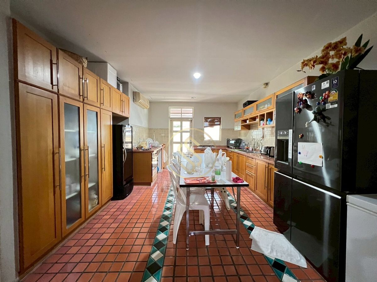 ให้เช่าบ้านอารีย์ อนุสาวรีย์ : ให้เช่าบ้านเดี่ยว 2 ชั้น ใจกลางอารีย์ 102 ตารางวา 350 ตารางเมตร ซอยอารีย์ 4 ฝั่งเหนือ (ซ.กิ่งชำนาญอักษร)