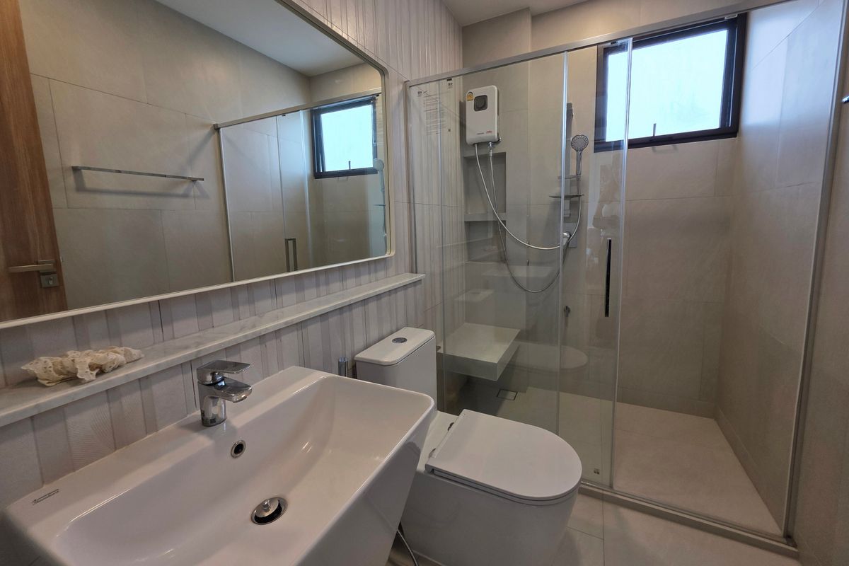 For RentHouseSamut Prakan,Samrong : Ready to move modern house for rent mantana Bangna km15 near clubhouse