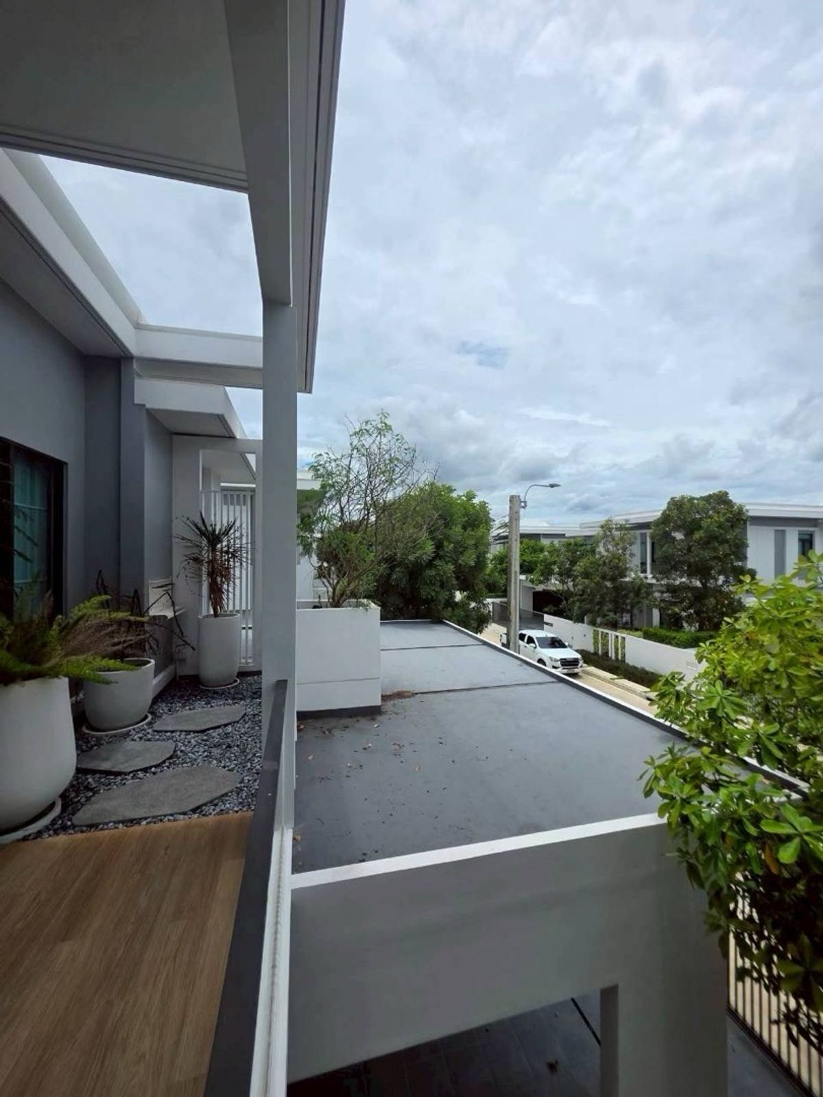 For RentHouseSamut Prakan,Samrong : Manthana Bangna Km. 15 | Beautiful new house, ready to be near the central garden.