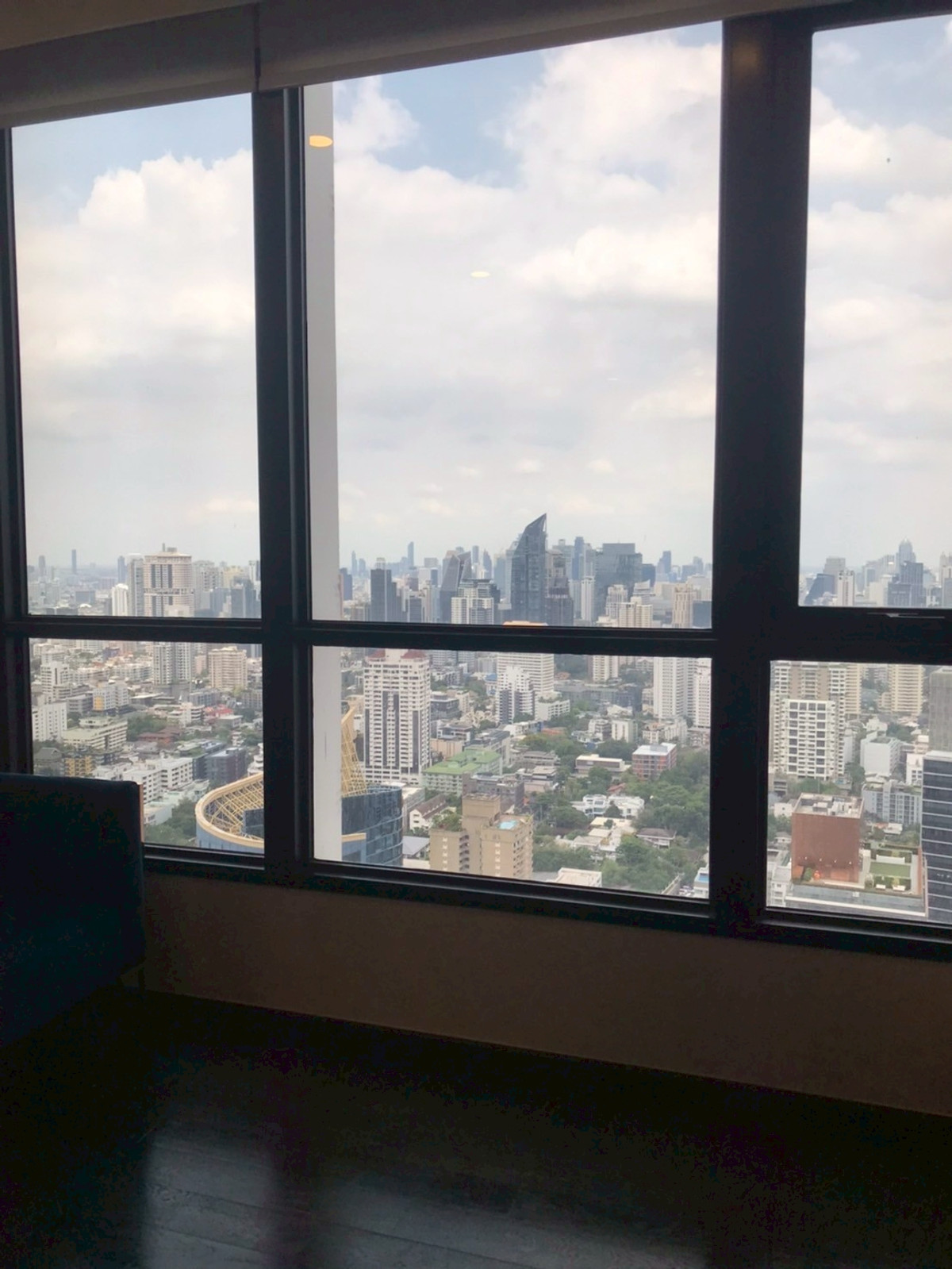 For RentCondoSukhumvit, Asoke, Thonglor : Condo Park Origin Thonglor is convenient to travel near the BTS train. Ready to stay immediately