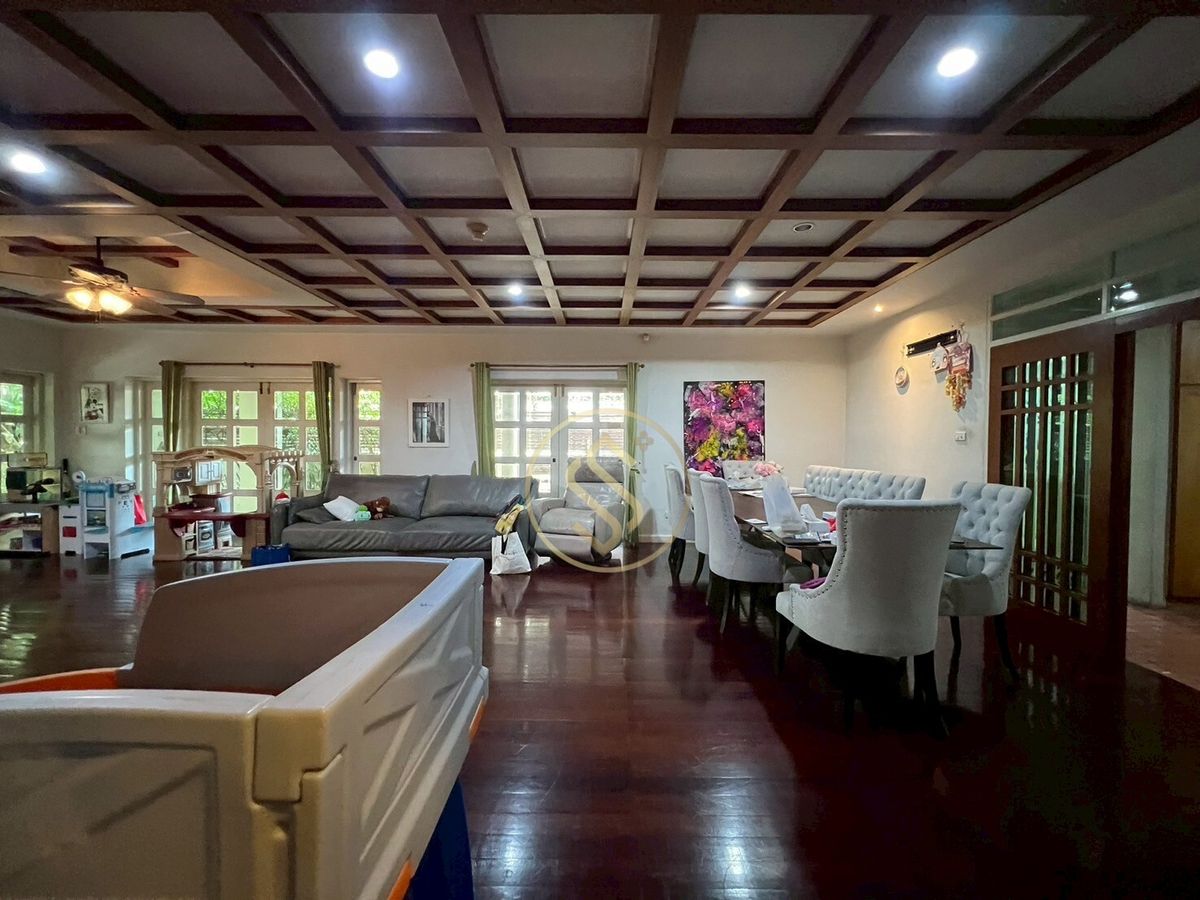 ให้เช่าบ้านอารีย์ อนุสาวรีย์ : ให้เช่าบ้านเดี่ยว 2 ชั้น ใจกลางอารีย์ 102 ตารางวา 350 ตารางเมตร ซอยอารีย์ 4 ฝั่งเหนือ (ซ.กิ่งชำนาญอักษร)