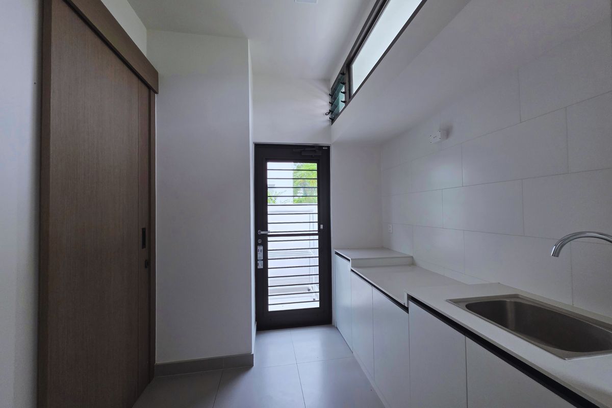 For RentHouseSamut Prakan,Samrong : Ready to move modern house for rent mantana Bangna km15 near clubhouse