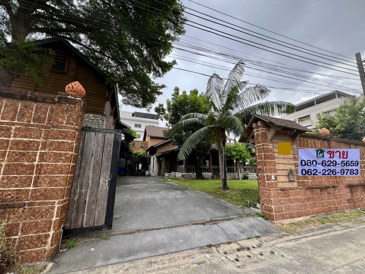 For SaleHouseLadprao, Central Ladprao : 🏡 For Sale: Luxury Resort-Style House, Soi Lat Phrao 38 Prime city-center location near MRT Lat Phrao – expansive land plot with private swimming pool and guest pavilion.