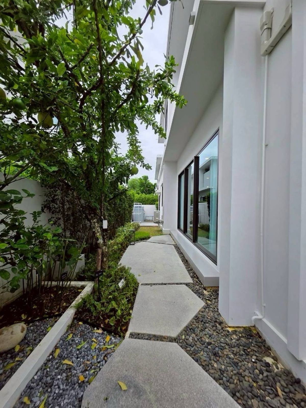 For RentHouseSamut Prakan,Samrong : Manthana Bangna Km. 15 | Beautiful new house, ready to be near the central garden.