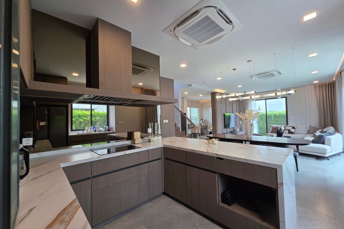 For RentHouseSamut Prakan,Samrong : Ready to move modern house for rent mantana Bangna km15 near clubhouse