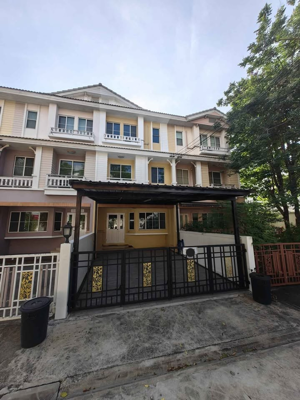 ให้เช่าบ้านนวมินทร์ รามอินทรา : บ้านทาวน์เฮ้าส์ 3 ชั้น ห่างจากรถไฟฟ้า MRT วัชรพล 5นาที 3ห้องนอน 3ห้องน้ำ