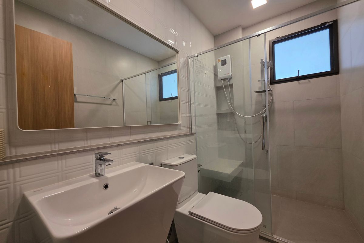 For RentHouseSamut Prakan,Samrong : Ready to move modern house for rent mantana Bangna km15 near clubhouse