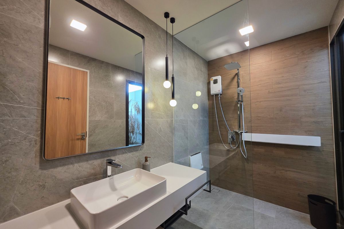 For RentHouseSamut Prakan,Samrong : Ready to move modern house for rent mantana Bangna km15 near clubhouse