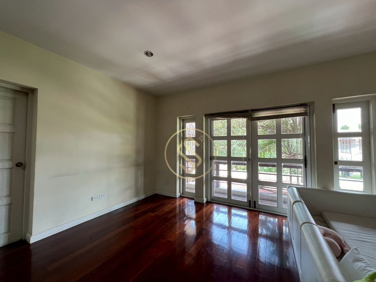 ให้เช่าบ้านอารีย์ อนุสาวรีย์ : ให้เช่าบ้านเดี่ยว 2 ชั้น ใจกลางอารีย์ 102 ตารางวา 350 ตารางเมตร ซอยอารีย์ 4 ฝั่งเหนือ (ซ.กิ่งชำนาญอักษร)