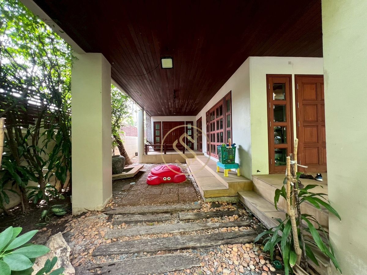 ให้เช่าบ้านอารีย์ อนุสาวรีย์ : ให้เช่าบ้านเดี่ยว 2 ชั้น ใจกลางอารีย์ 102 ตารางวา 350 ตารางเมตร ซอยอารีย์ 4 ฝั่งเหนือ (ซ.กิ่งชำนาญอักษร)