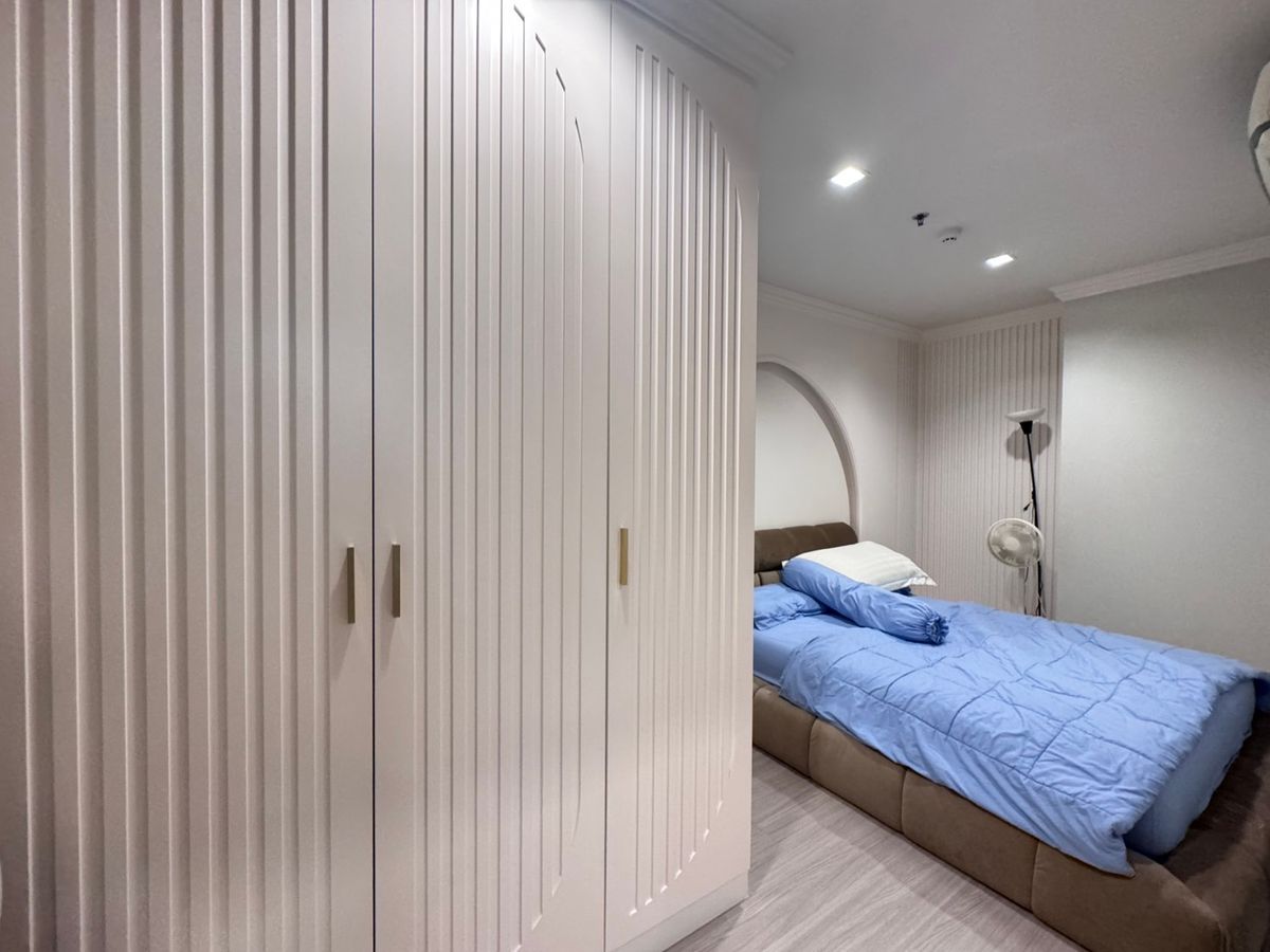 For RentCondoThaphra, Talat Phlu, Wutthakat : That is ready to rent Life Sathorn Sierra 2 bedrooms. The room is very beautiful. Inquire and make an appointment.