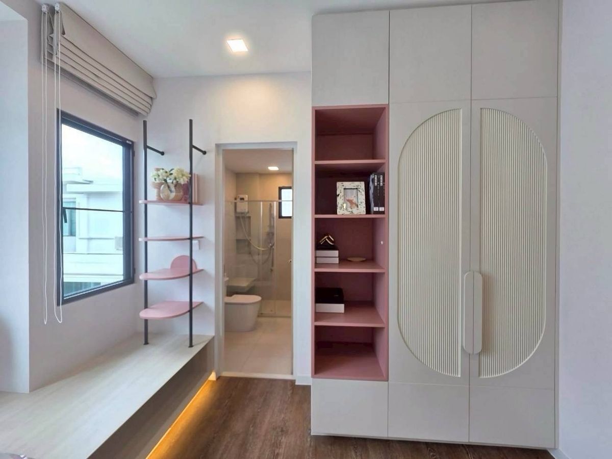 For RentHouseSamut Prakan,Samrong : Manthana Bangna Km. 15 | Beautiful new house, ready to be near the central garden.