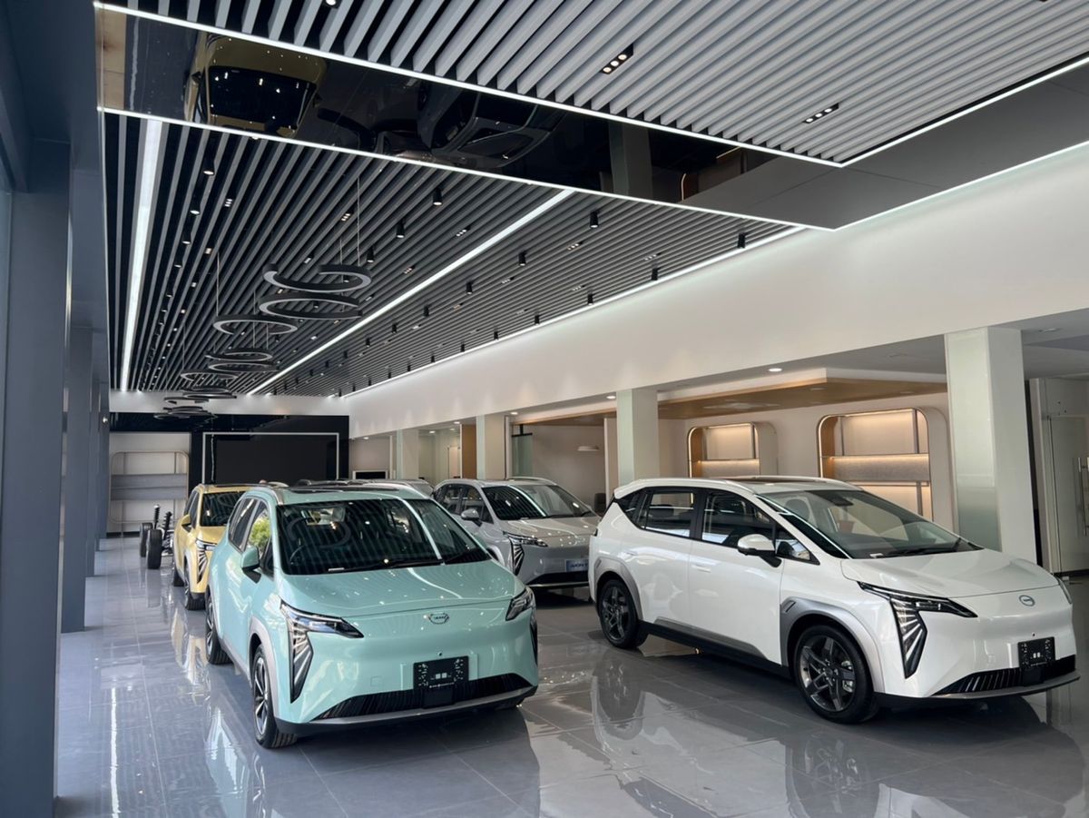 For RentShowroomNawamin, Ramindra : For Rent, 🚘 Showroom with 1 Rai of Land, 2 Buildings, 📐️Total Usable Area 2,000 sq.m., Corner Location Facing 2 Main Roads, 🛒 Near Fashion Island