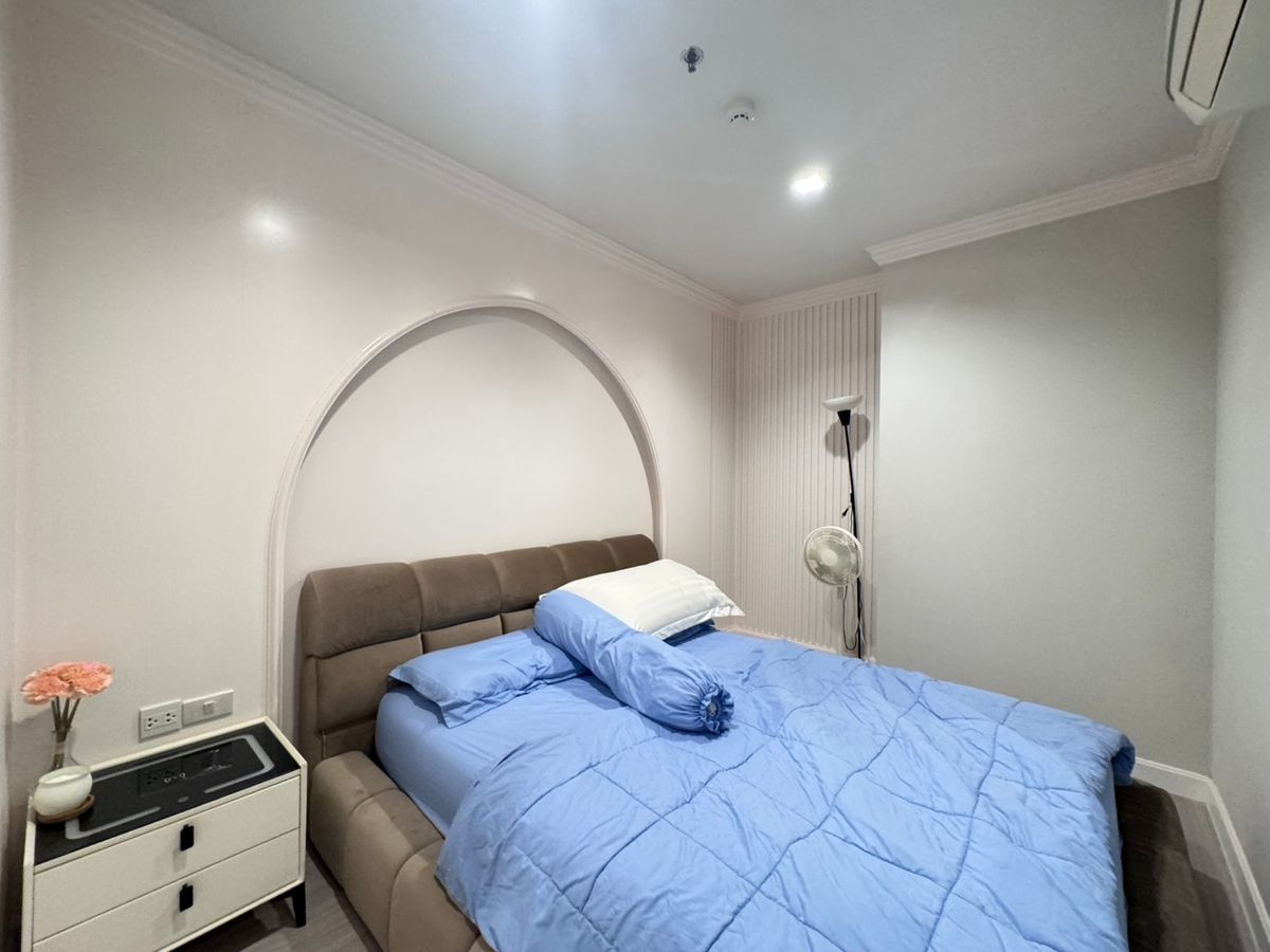 For RentCondoThaphra, Talat Phlu, Wutthakat : That is ready to rent Life Sathorn Sierra 2 bedrooms. The room is very beautiful. Inquire and make an appointment.