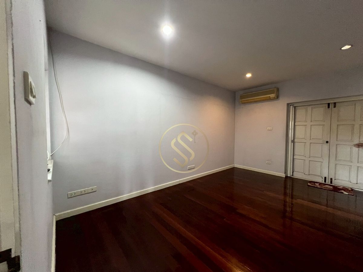 ให้เช่าบ้านอารีย์ อนุสาวรีย์ : ให้เช่าบ้านเดี่ยว 2 ชั้น ใจกลางอารีย์ 102 ตารางวา 350 ตารางเมตร ซอยอารีย์ 4 ฝั่งเหนือ (ซ.กิ่งชำนาญอักษร)